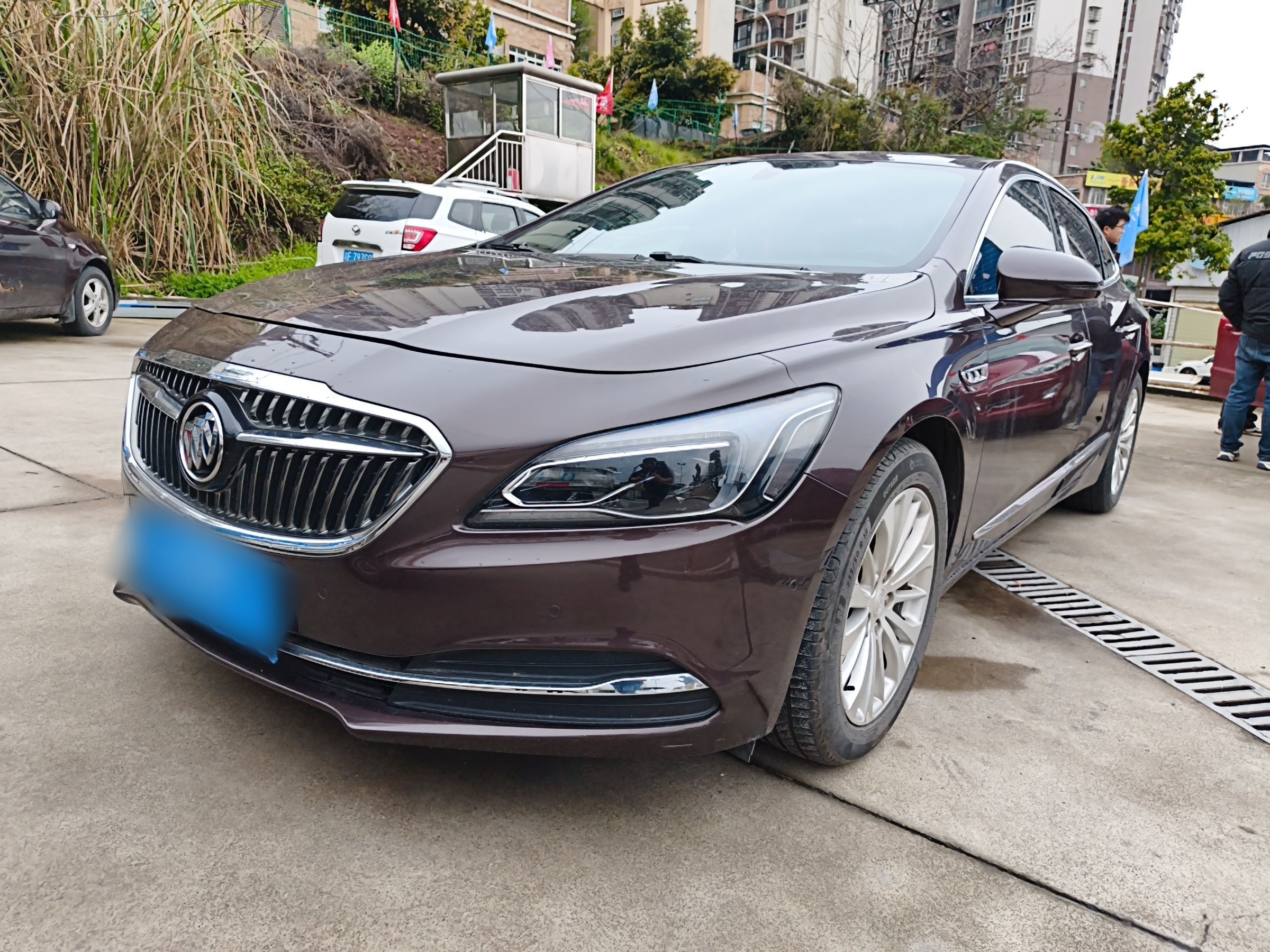 تحت مقدمة السيارة