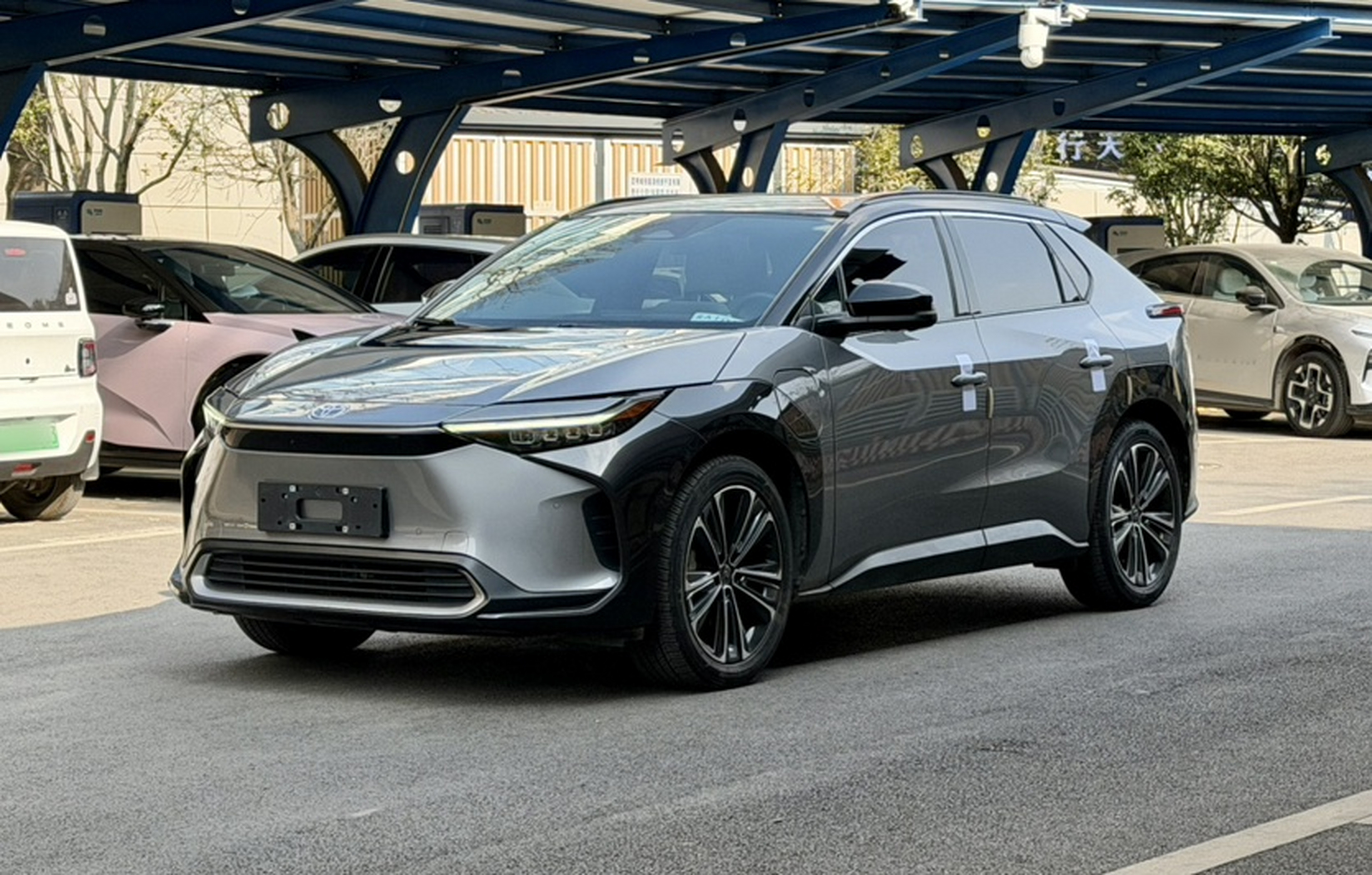 Под передней частью автомобиля