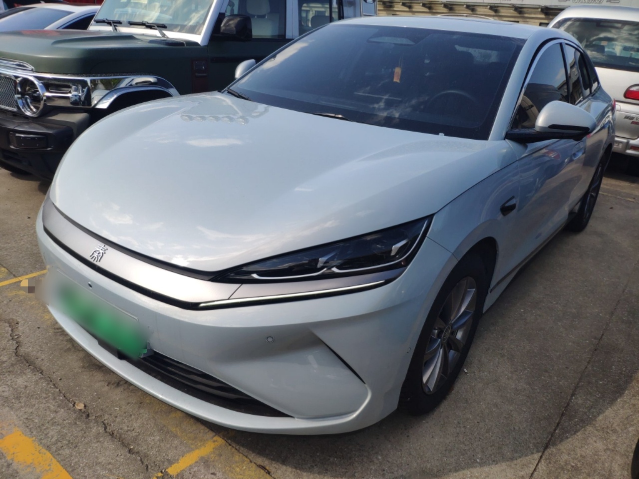 Под передней частью автомобиля