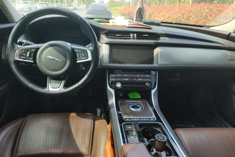 Used Jaguar XFL 2018 XFL 2.0T 250 PS Luxury Edition Center Console