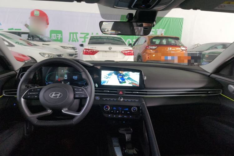 Used Hyundai Elantra 2023 1.5L CVT LUX Prestige Edition Center Console