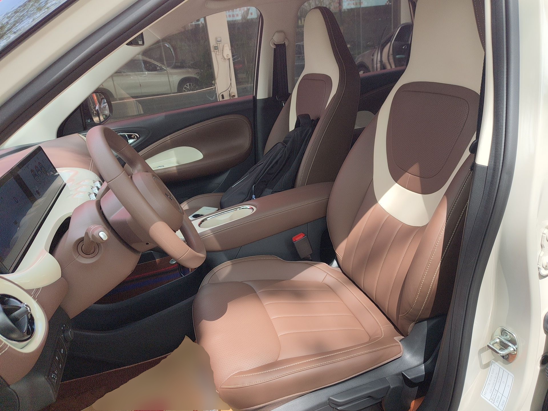 المقاعد الأمامية داخل السيارة