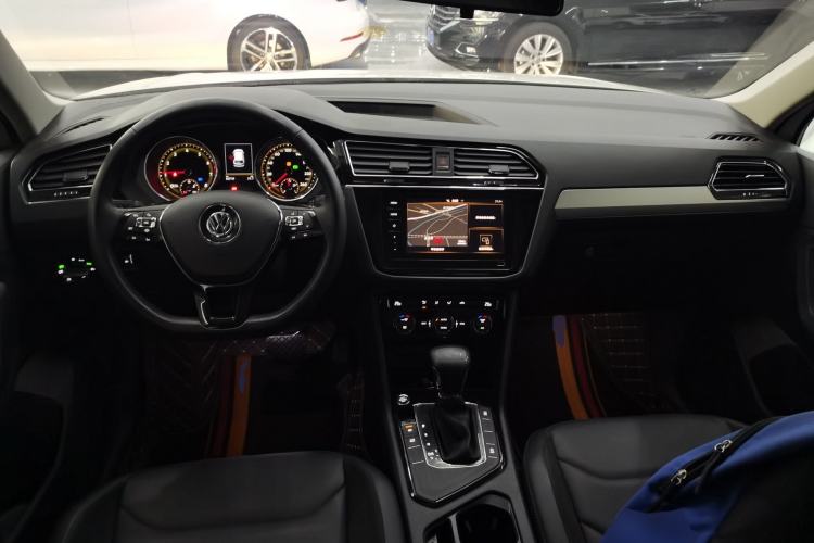 Used Volkswagen Tiguan L 2019 Updated Version 330TSI Automatic Two-Wheel Drive Panoramic Comfort Edition China VI Standard Center Console