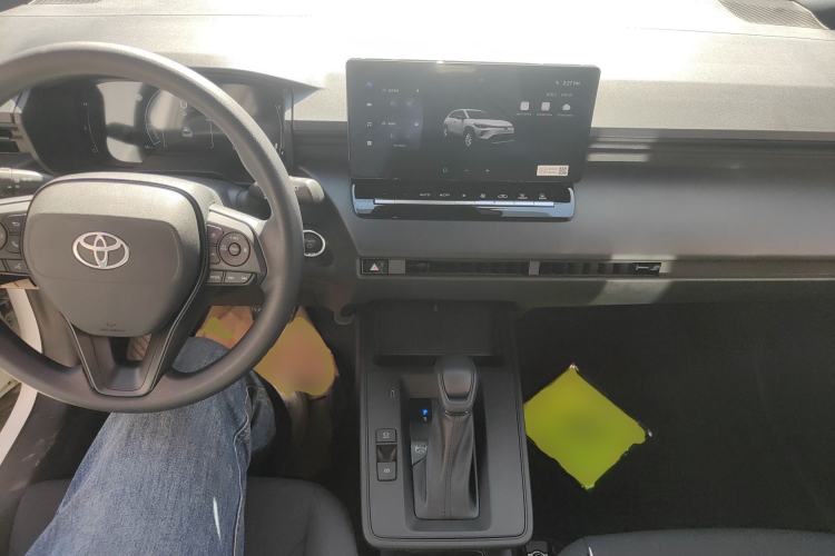 Used Toyota Corolla Cross 2026 Model 2.0L Smart Electric Hybrid Dual-Engine Pioneer Edition Center Console