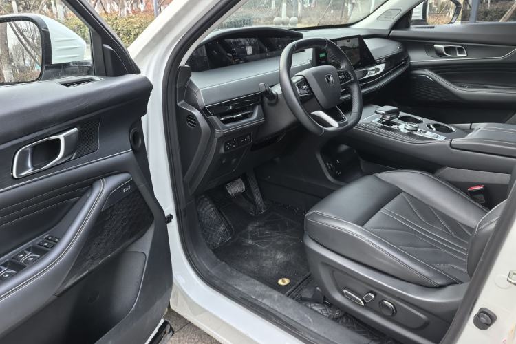 Used CHANGAN UNI-K 2024 2.0T Two-Wheel Drive YueShang Trim Interior 5