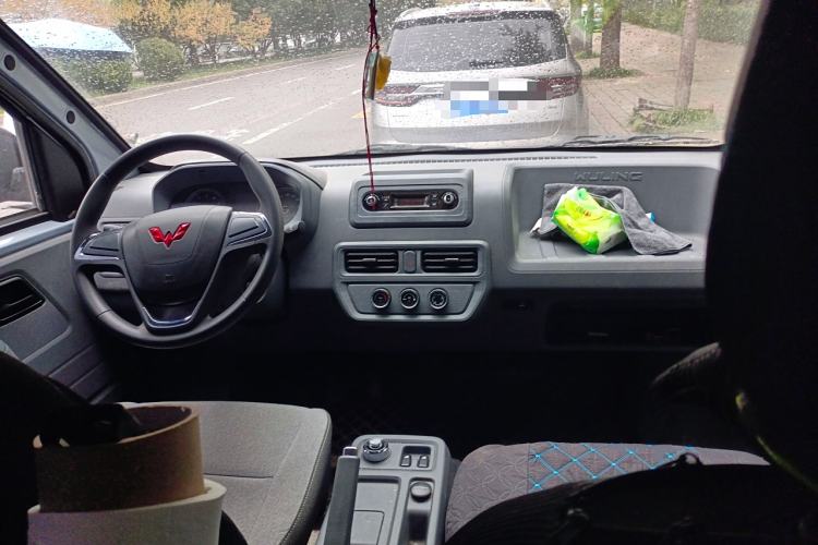 Used Wuling Yangguang 2024 300km Comfort-Grade Passenger Van 60kW