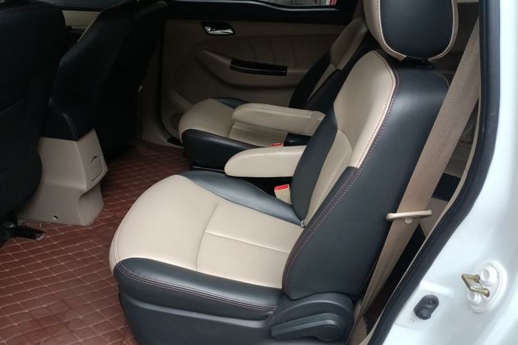 Used FAW Yingzhi 737 2015 1.5L Manual Deluxe Navigation Version
