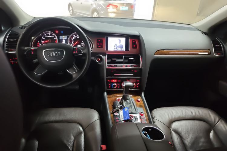 Used Audi Q7  Center Console