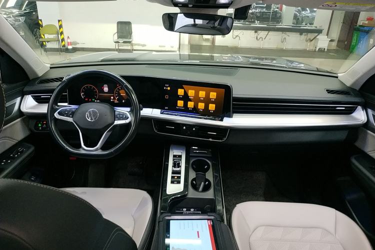 Used Volkswagen Tavendor 2023 330TSI Luxury Touring Edition Center Console