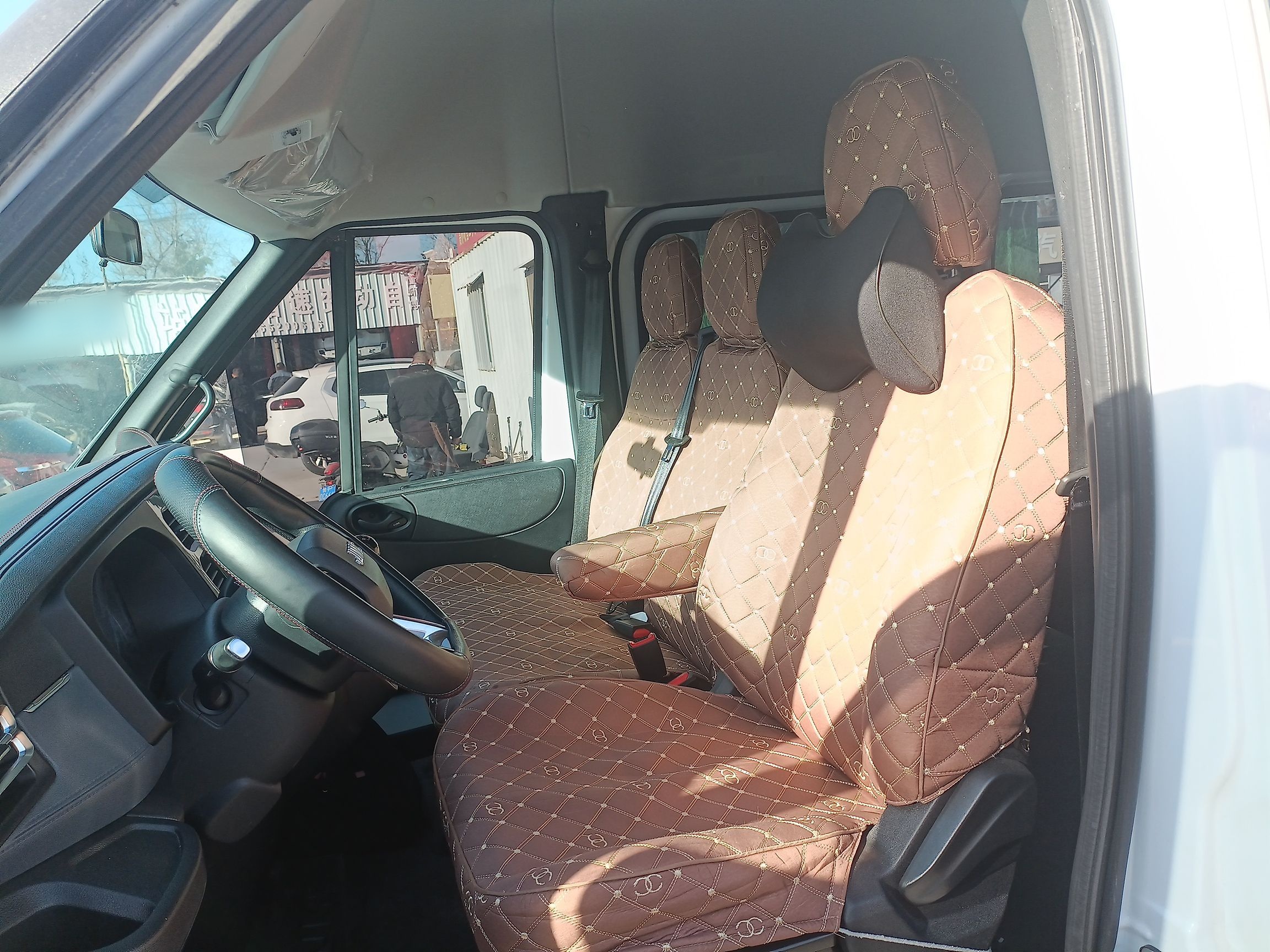 Переднее сиденье в автомобиле