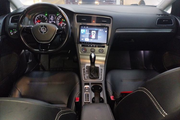 Used Volkswagen Golf 2016 230TSI Automatic Comfort Version Center Console