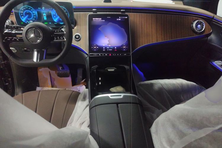 Used Mercedes-Benz EQE SUV 2024 500 4MATIC Pioneer Edition Center Console