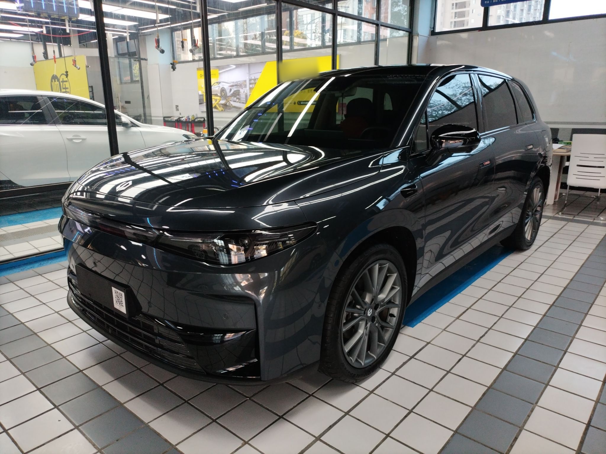 Под передней частью автомобиля