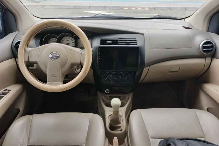 Used Nissan Livina 2010 Jingyue Edition 1.6L Manual All-Around Model Center Console