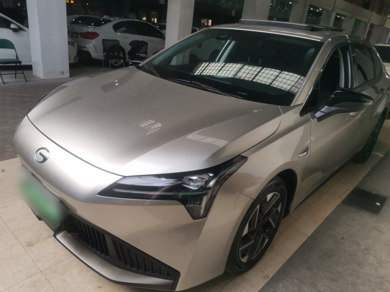 تحت مقدمة السيارة