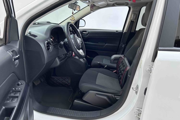 Used Jeep Compass 2015 2.0L two-wheel drive sport version Interior 1