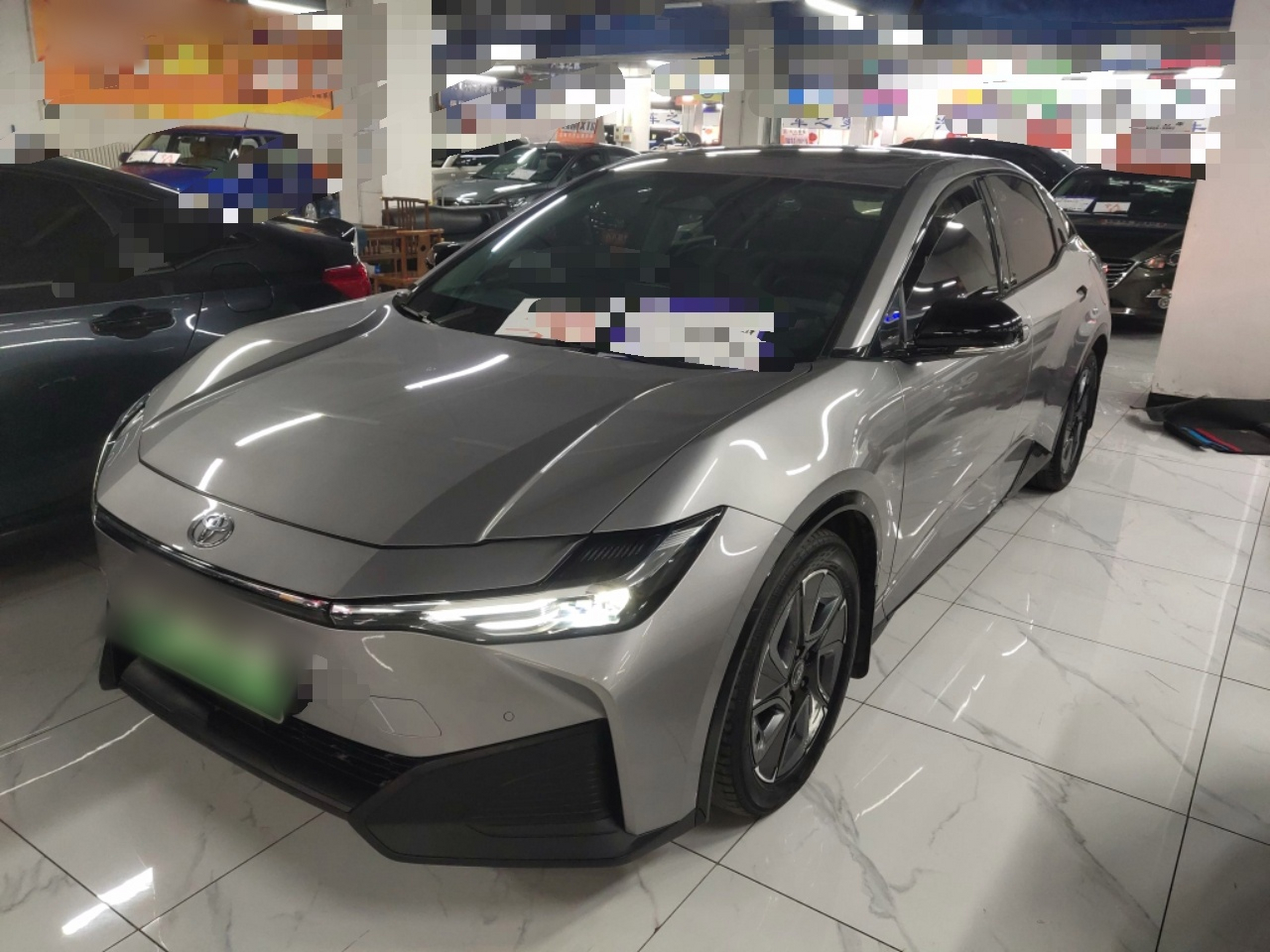 تحت مقدمة السيارة