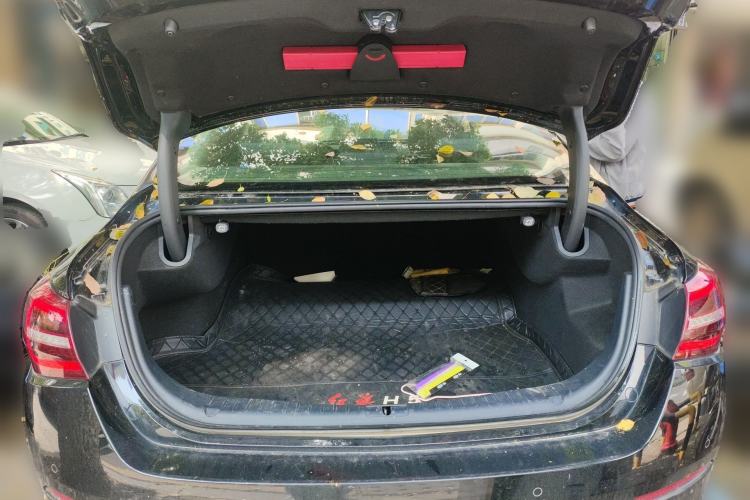 Used Hongqi H5 2022 Classic Model Facelift 1.8T Automatic Smart Connect Flagship Edition Trunk