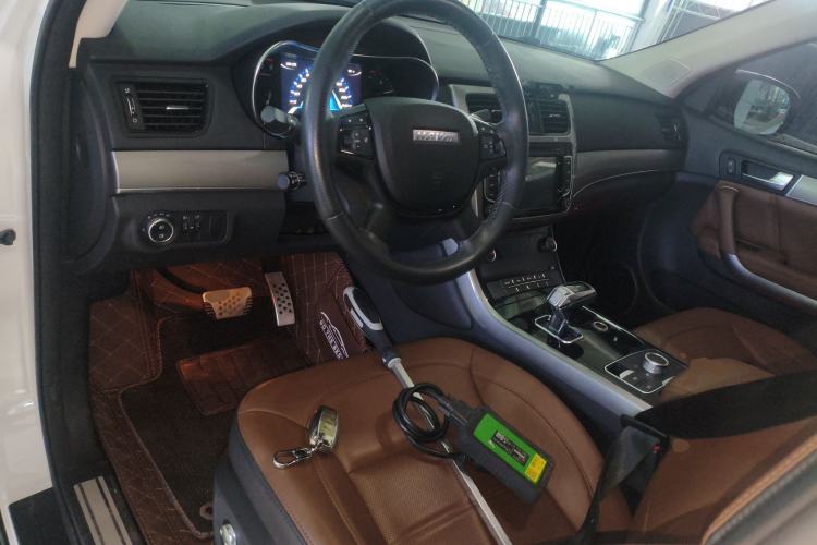 Used Haval H8 2017 2.0T Gasoline Two-Wheel Drive Smart Edition Center Console