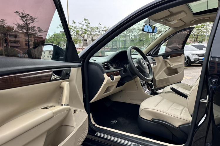 Used Volkswagen Lavida 2013 Restyled Classic 1.6L Automatic Comfort Edition Interior 8