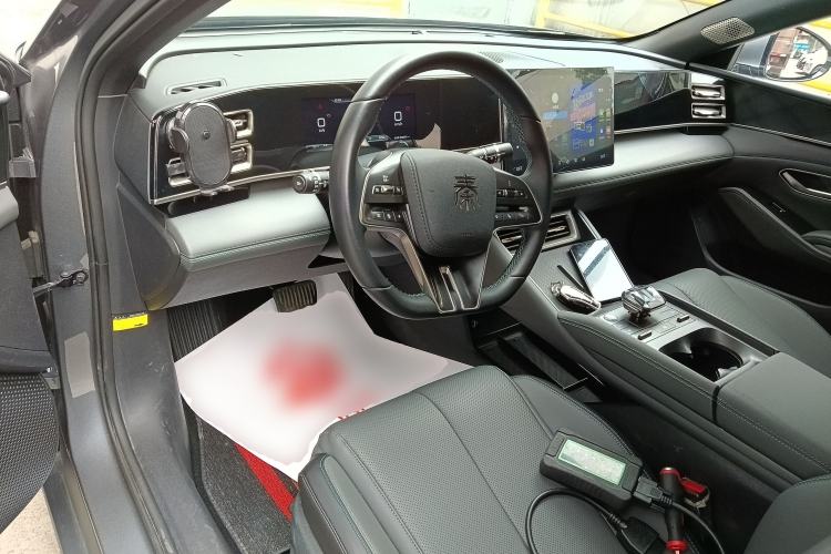 Used BYD Qin L 2024 DM-i 80KM Beyond Model Center Console