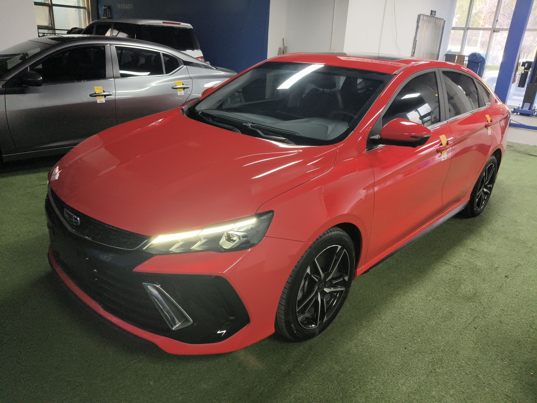 تحت مقدمة السيارة