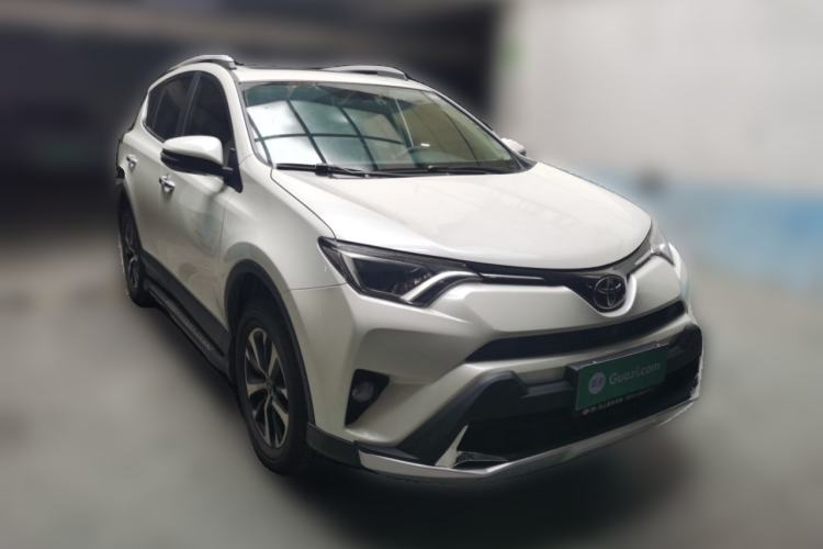 Used Toyota RAV4 2019 2.0L CVT Two-Wheel Drive Luxury Version China VI Standard Front Right 45 Deg