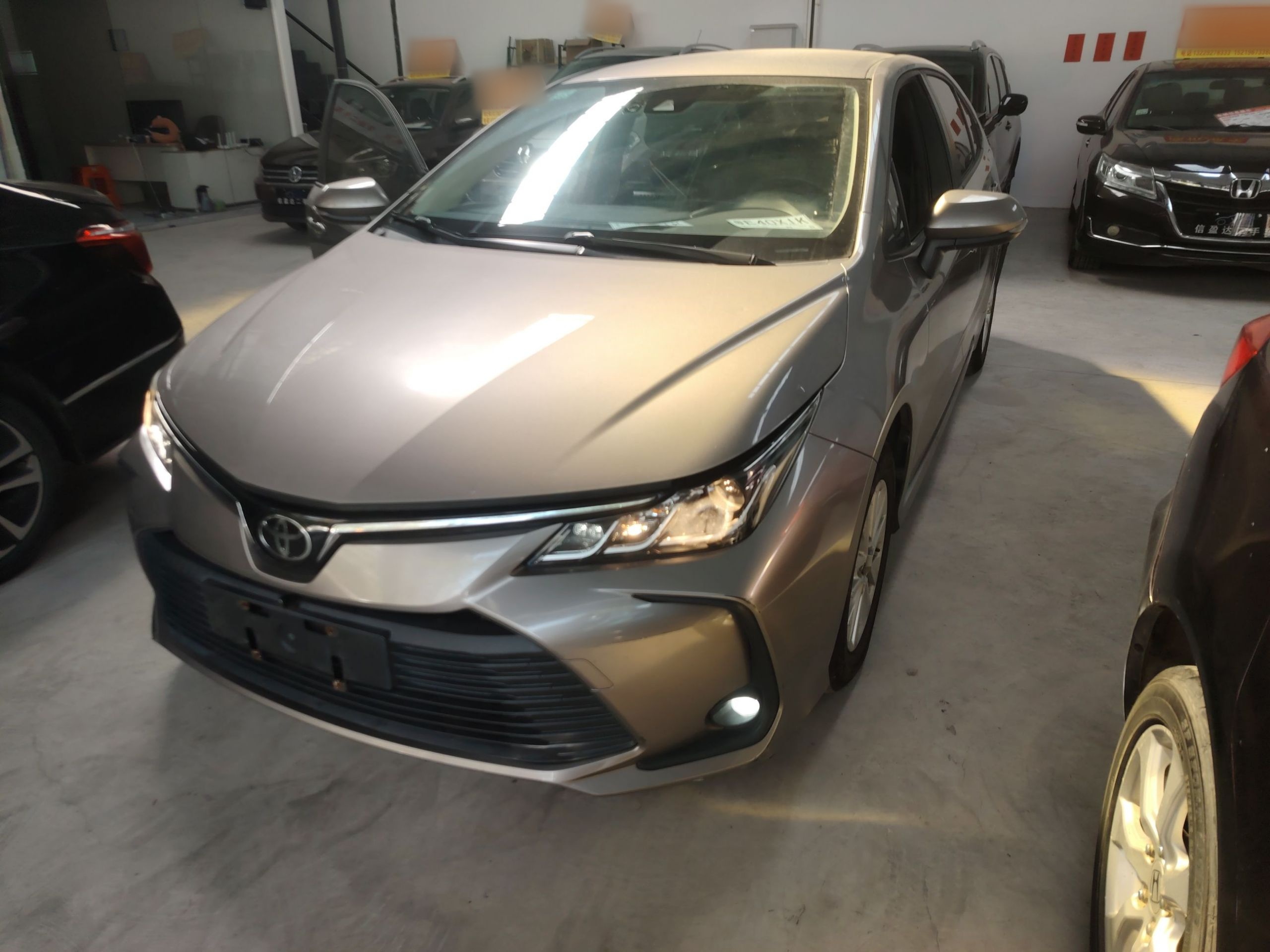 Под передней частью автомобиля