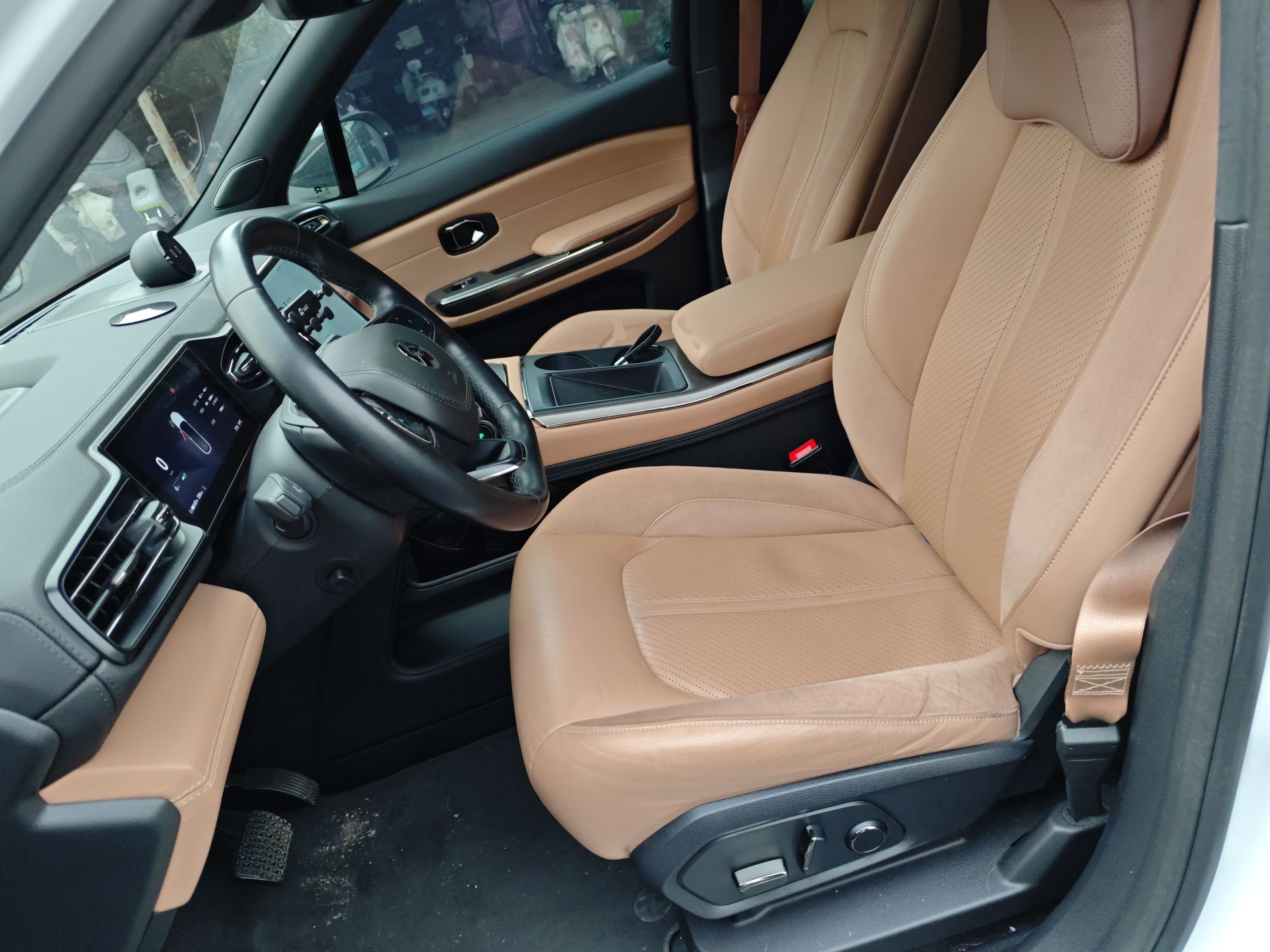 المقاعد الأمامية داخل السيارة