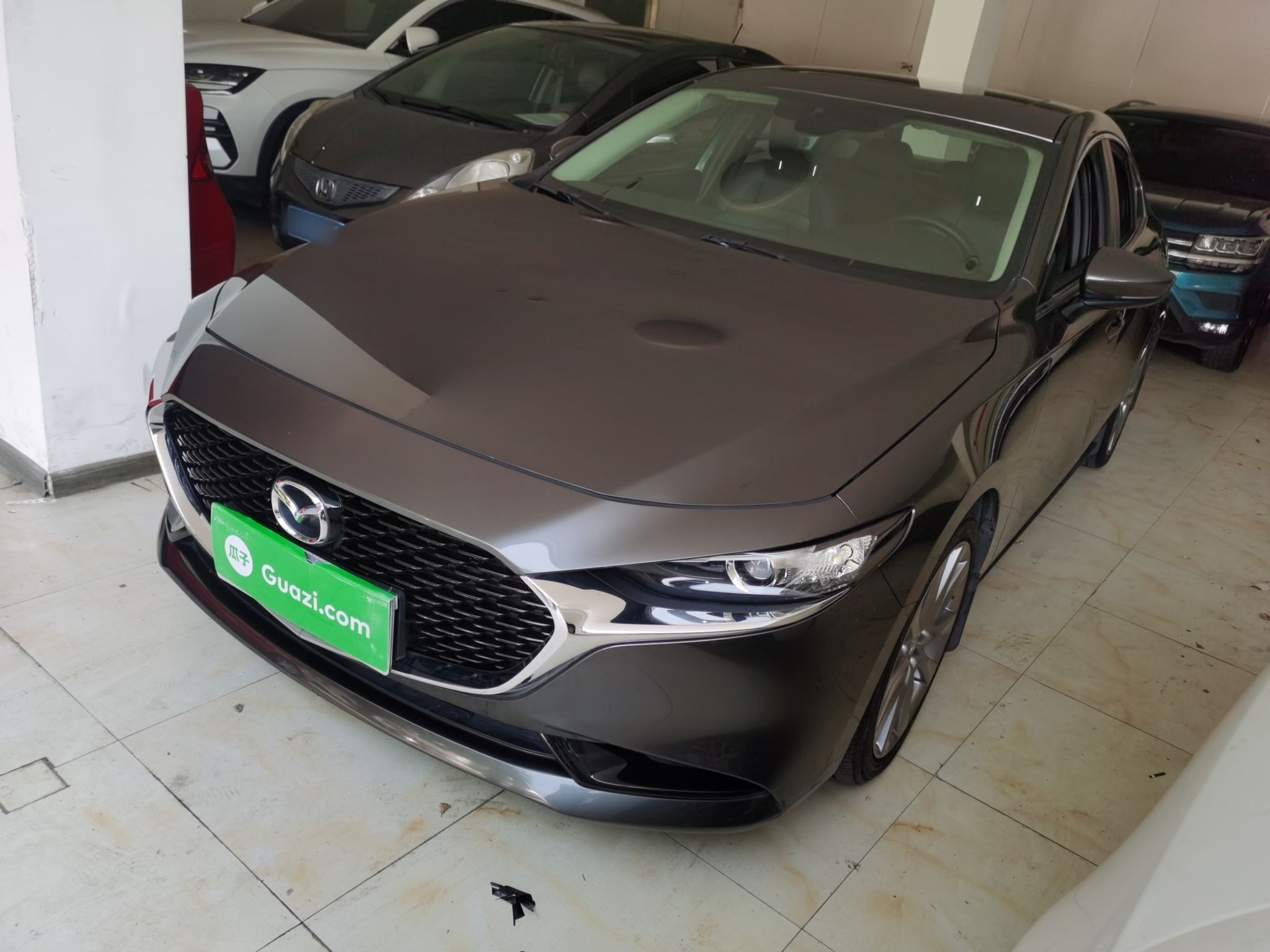 تحت مقدمة السيارة