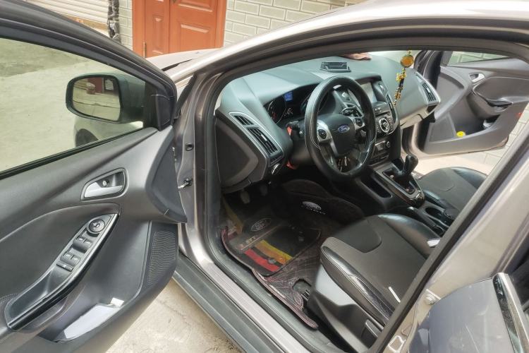 Used Ford Focus 2012 Sedan 1.6L Manual Fashion Edition
