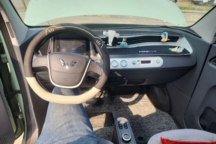 Used Wuling Hongguang MINIEV 2021 Macaron Fashion Model Lithium Iron Phosphate Interior 2