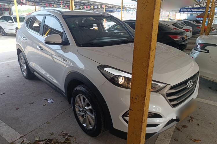 Used Hyundai Tucson 2015 1.6T Dual-Clutch Two-Wheel-Drive Smart Model Front Right 45 Deg