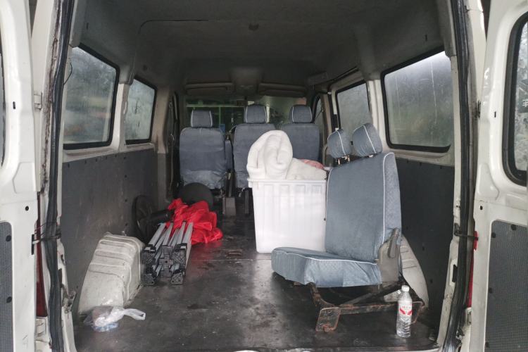 Used SAIC MAXUS Xintu V80 2017 2.5T 5-Speed Manual Aoyuntong China IV Short Wheelbase Mid-Height 5/6/10-Seater Trunk