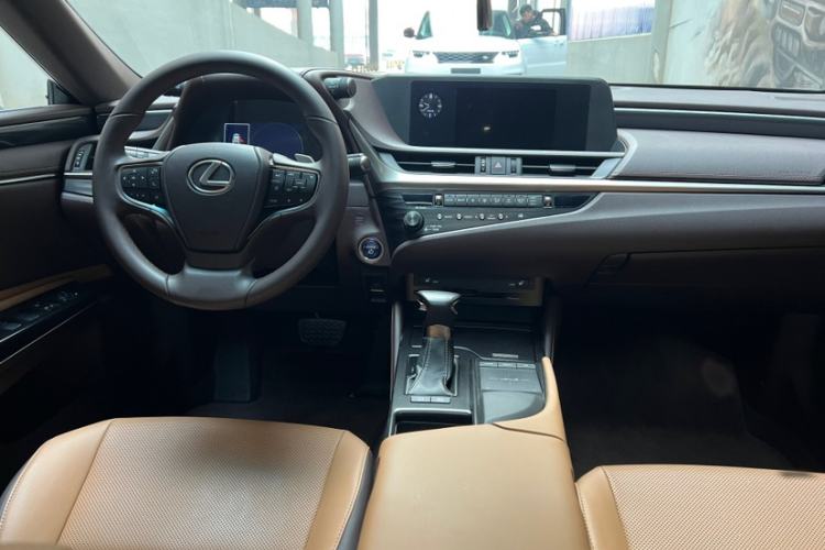 Used Lexus ES 2018 300h Premier Edition China VI Standard