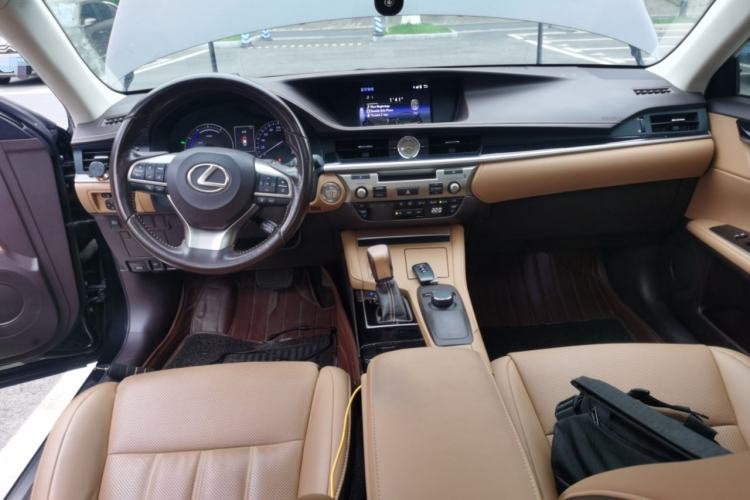 Used Lexus ES 2015 300h Comfort Edition Center Console