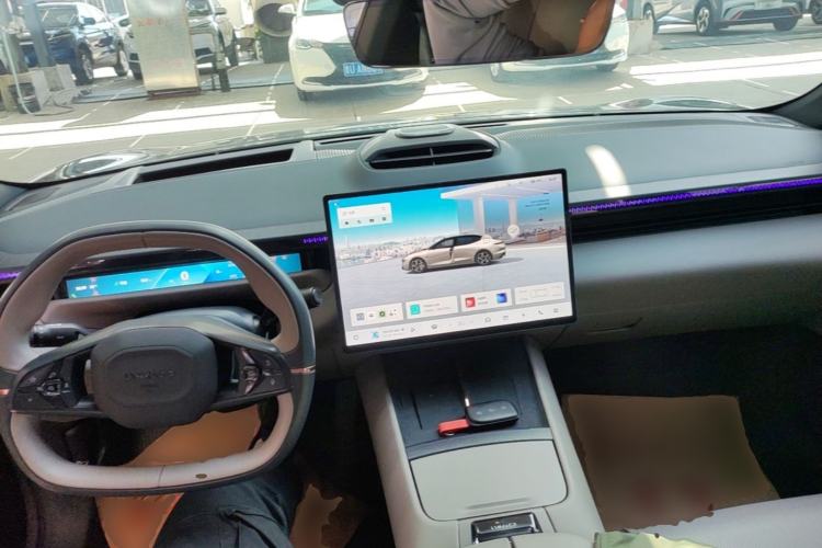 Used Lynk & Co Z10 2025 95 kWh 766 km Range Rear-Wheel Drive Max Center Console