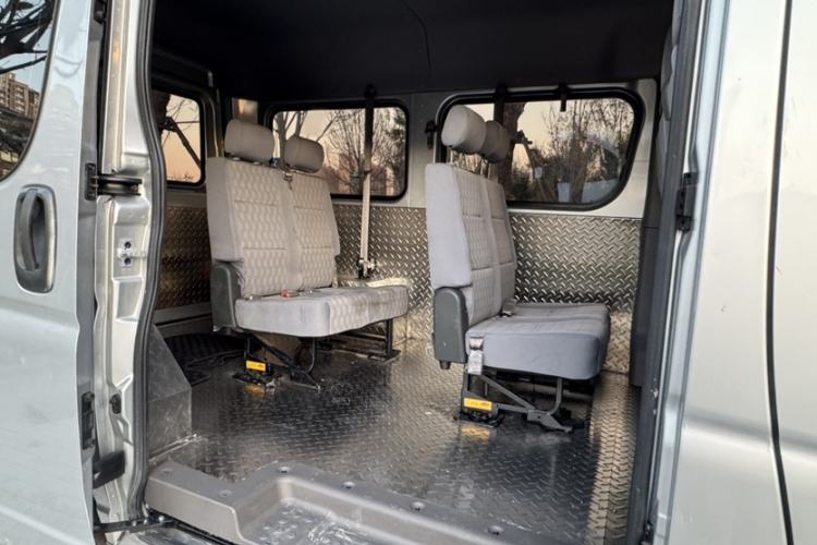 Used Dongfeng Yufeng Yufeng 2020 2.3T Economy Logistics Vehicle Short Wheelbase Mid-Roof Design 5-9 Seats WP2.3