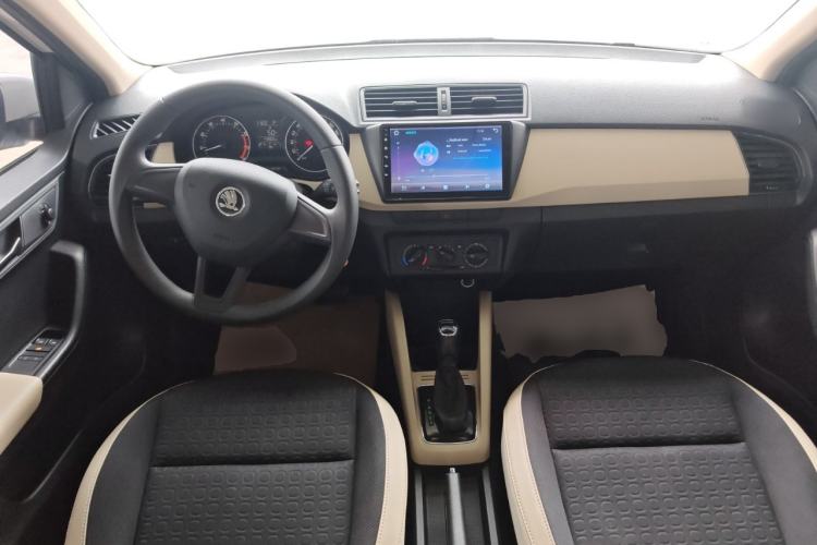 Used Skoda Fabia 2015 1.6L Automatic Chuanxing Edition Center Console