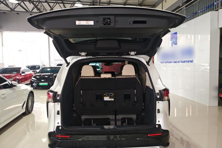 Used Toyota Granvia 2022 2.5L Hybrid Premium Edition