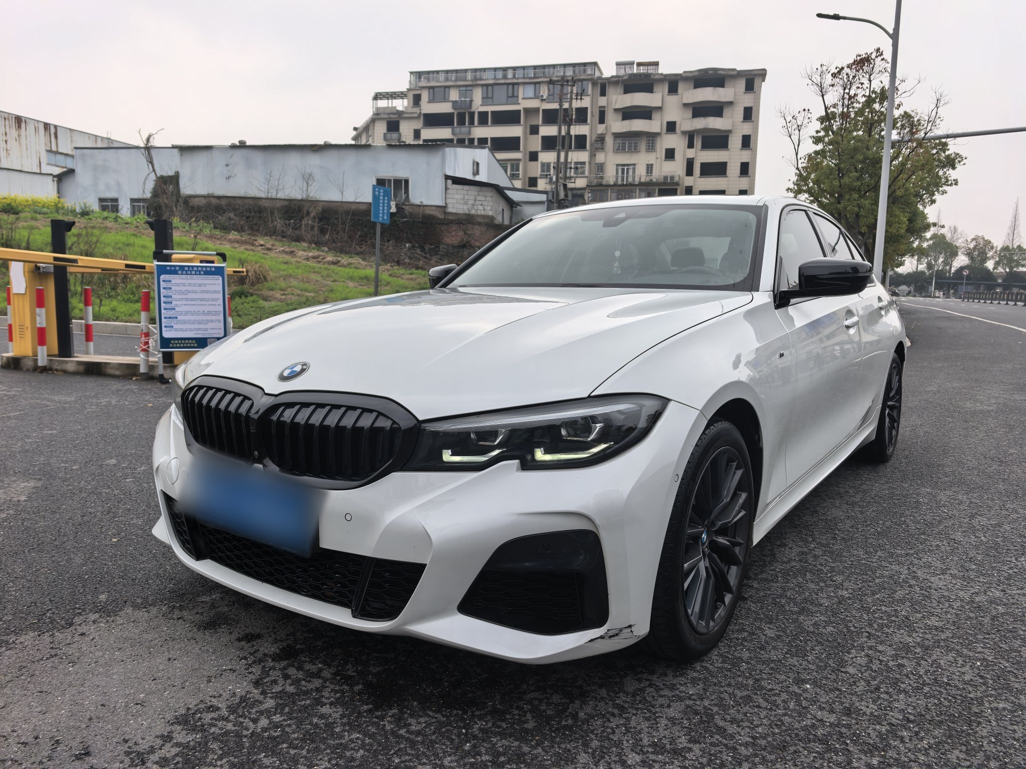 Под передней частью автомобиля