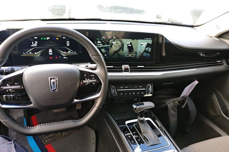 Used Bestune B70 2023 3rd Generation 1.5T Automatic Enjoyment Version 70th Anniversary Edition Center Console