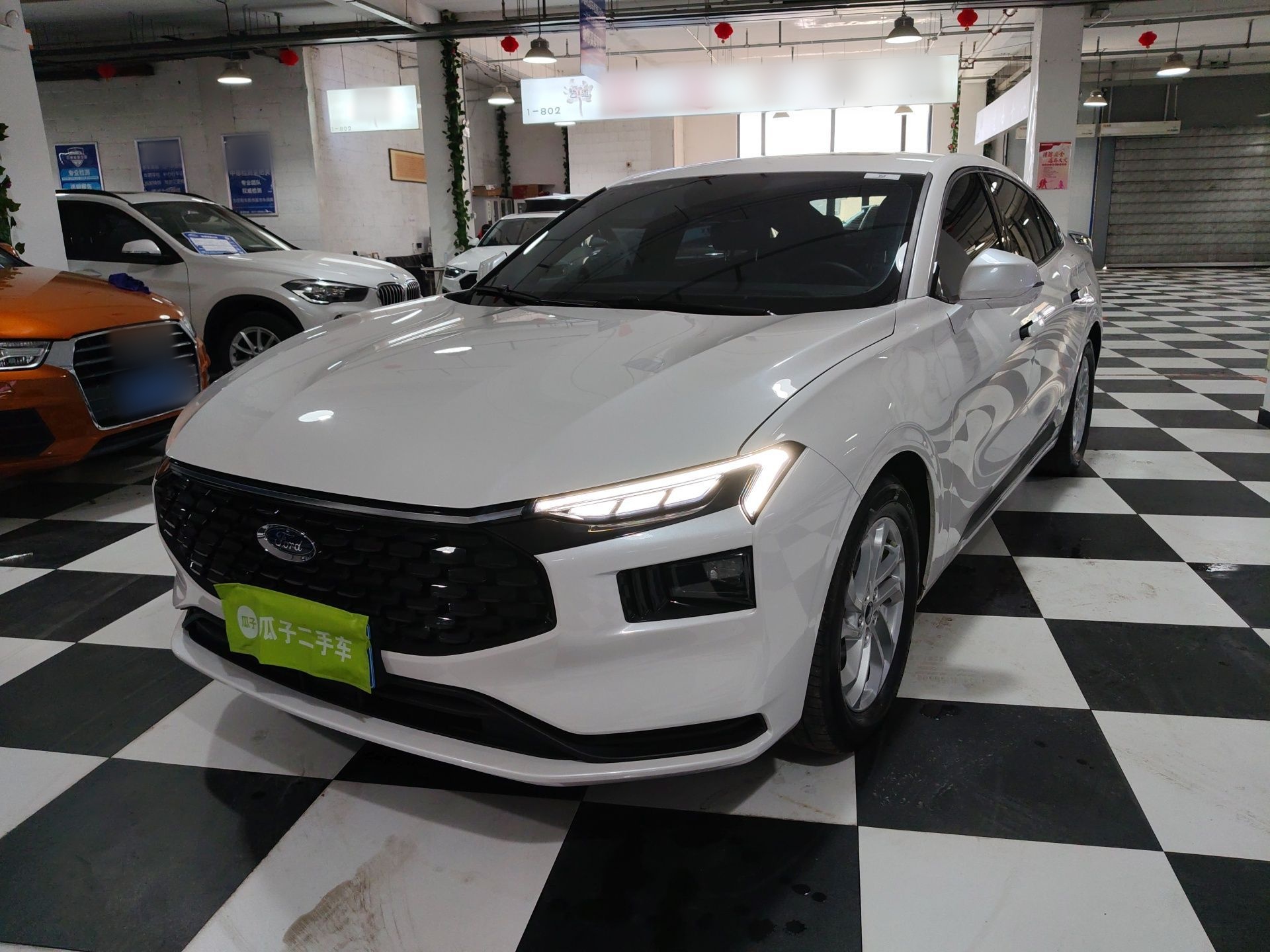 تحت مقدمة السيارة