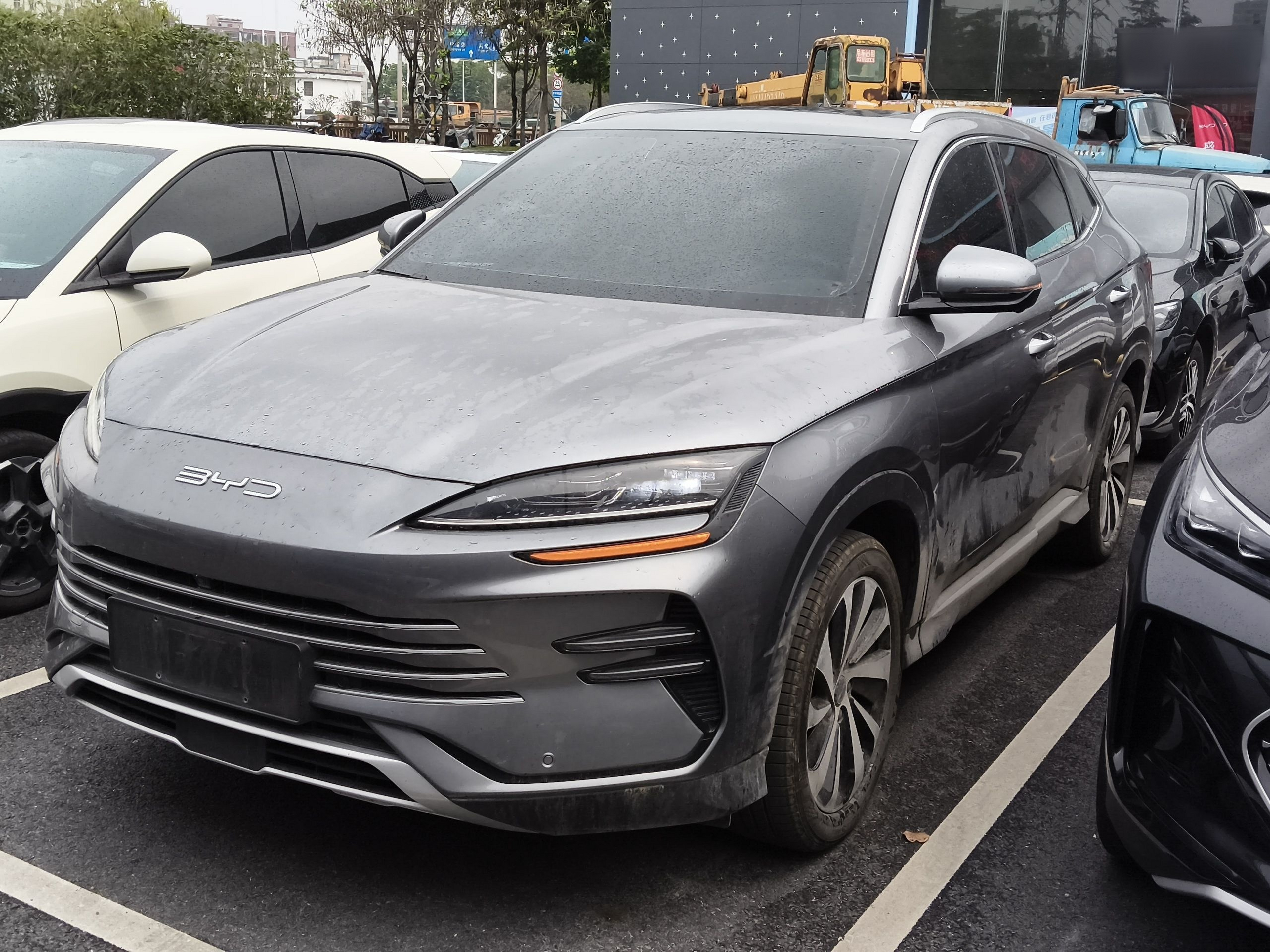 Под передней частью автомобиля