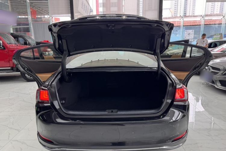 Used Lexus ES 2018 300h Premier Edition China V Standard Trunk