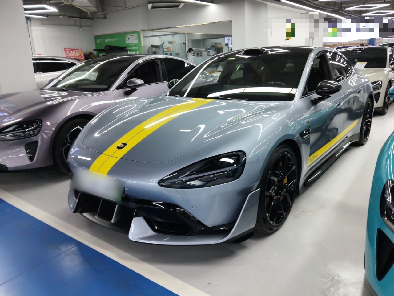 Под передней частью автомобиля