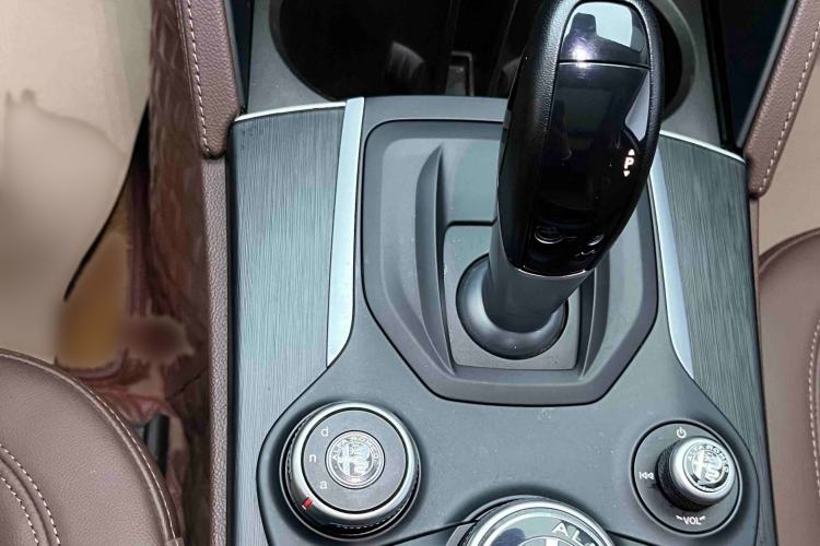 Used Alfa Romeo Stelvio 2017 2.0T 200HP Luxury Edition Gear Lever