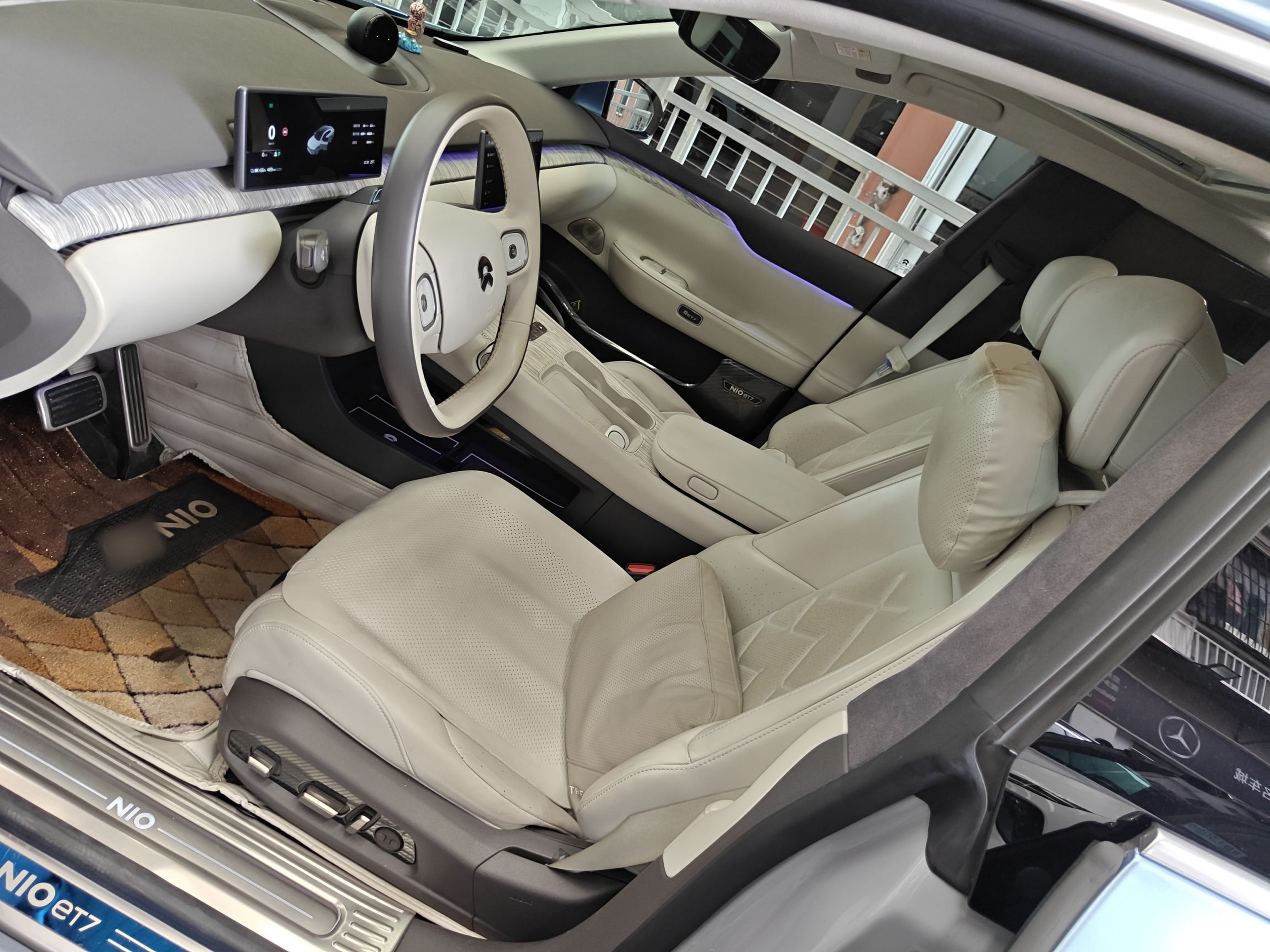 المقاعد الأمامية داخل السيارة