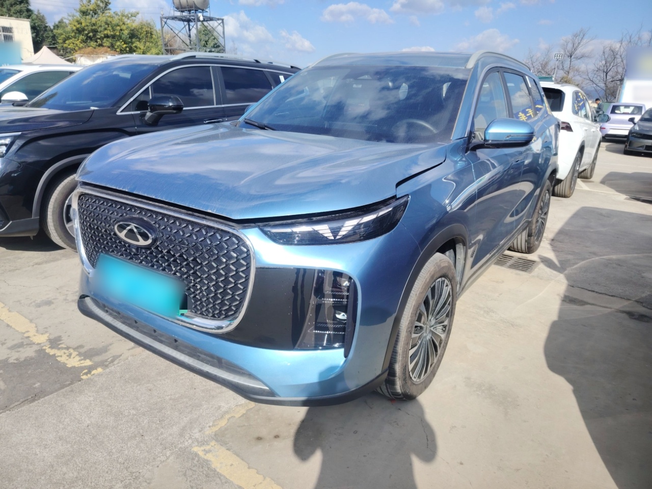 تحت مقدمة السيارة