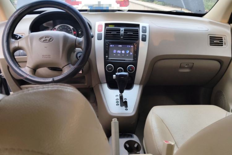 Used Hyundai Tucson 2009 2.0L Automatic Two-Wheel Drive with Sunroof Center Console